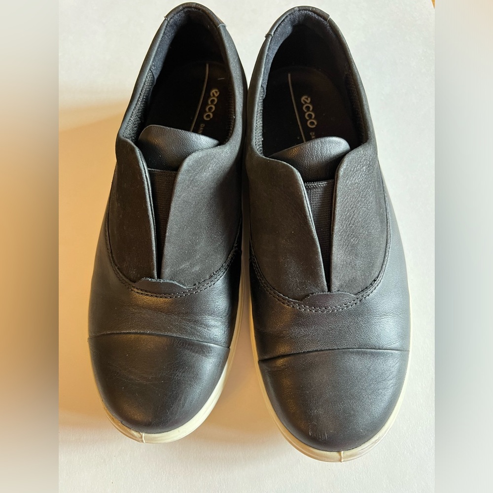 Women’s Ecco black sneakers sz 36